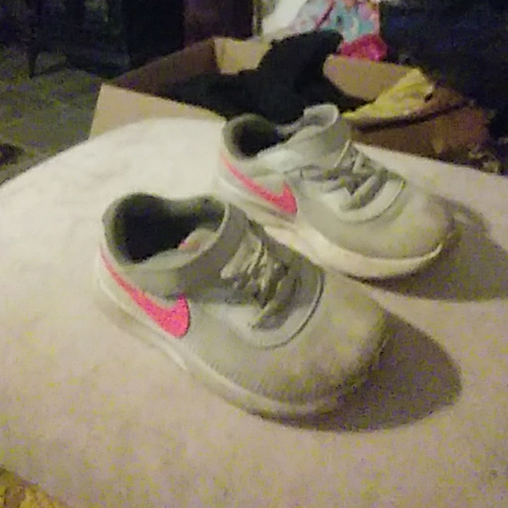 girls nike sneaker